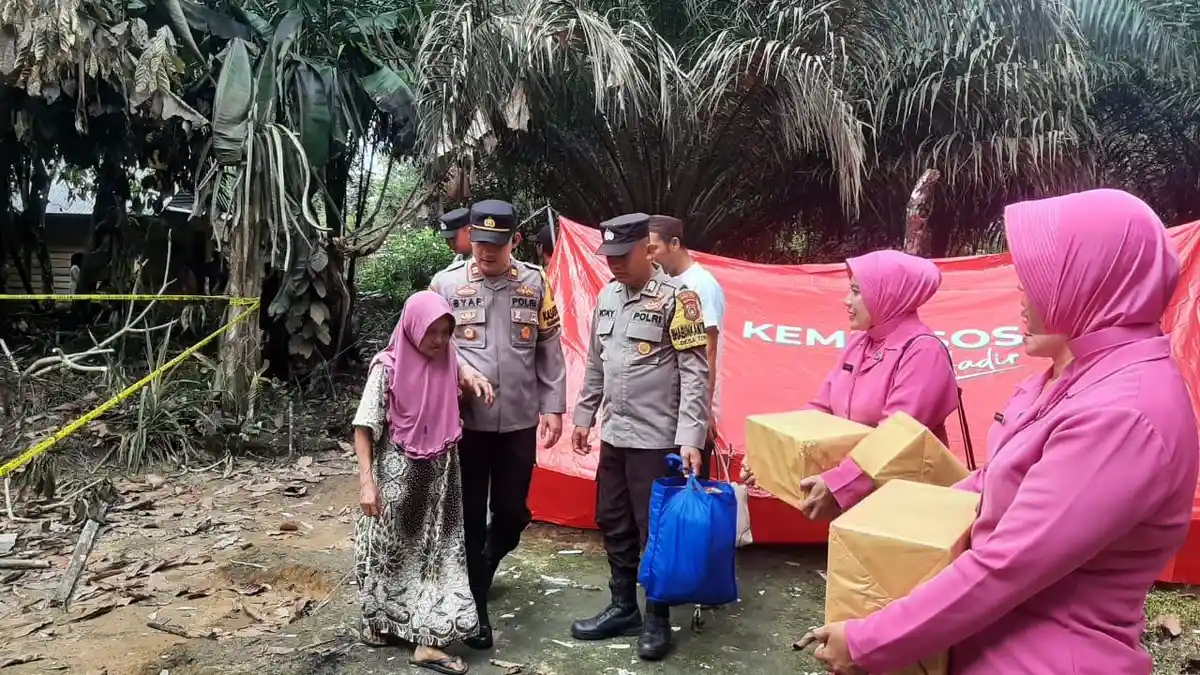 Polsek Simpang Katis Bersama Bhayangkari Beri Bantuan ke Nenek Sotna