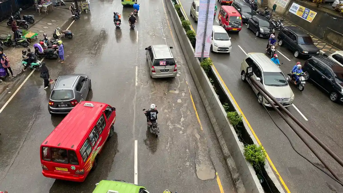 Hujan Bikin Jalan Jenderal Soedirman Ambon Rusak dan Berlubang