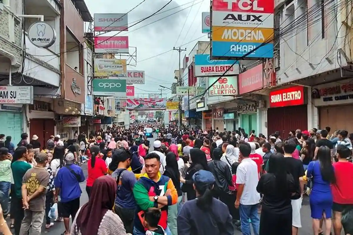Potret Lautan Manusia Warnai Perayaan Cap Go Meh di Manado