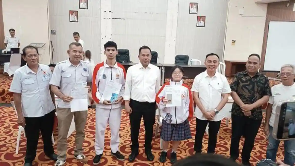 Wawali Manado Richard Sualang Serahkan Bonus Bagi Atlet Berprestasi di ...