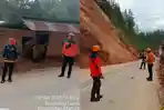 BPBD-Sulbar-meninjau-lokasi-tanah-longsor-yang-terjadi-di-jalan-poros-Bombong-Lambe-Mamasa.jpg