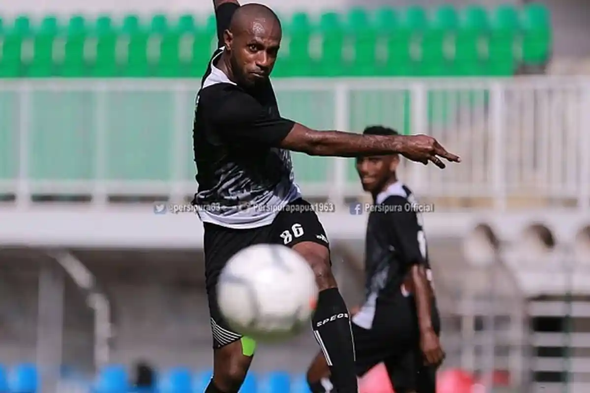 Hasil (Skor) Akhir Persipura Vs Arema FC 1-0 Untuk Tuan Rumah Diwarnai Tragedi Gelandang