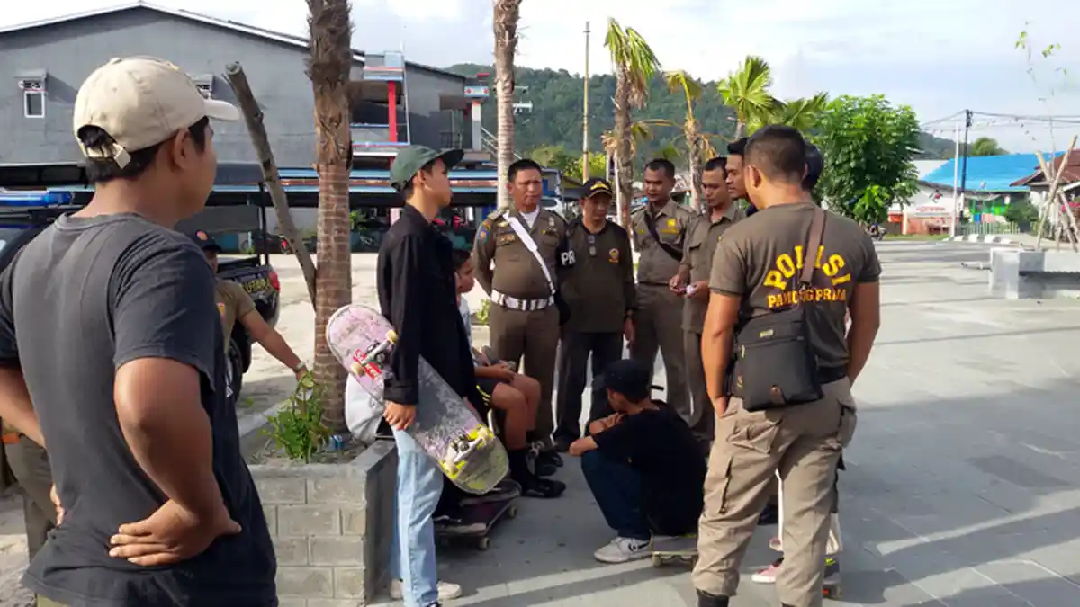 Tengah Asyik Bermain Skateboard di Kawasan Tugu Durian Para Remaja Diusir Satpol PP