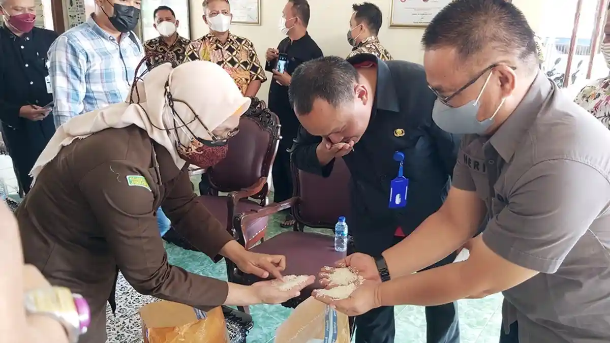 Pemkot Tegal Cek Beras Bansos di Gudang Bulog: Kualitas Premium Broken 15 Persen