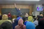 Posko Aduan SPMB Kota Depok Membludak, Petugas Sampai Berdiri di Atas Kursi