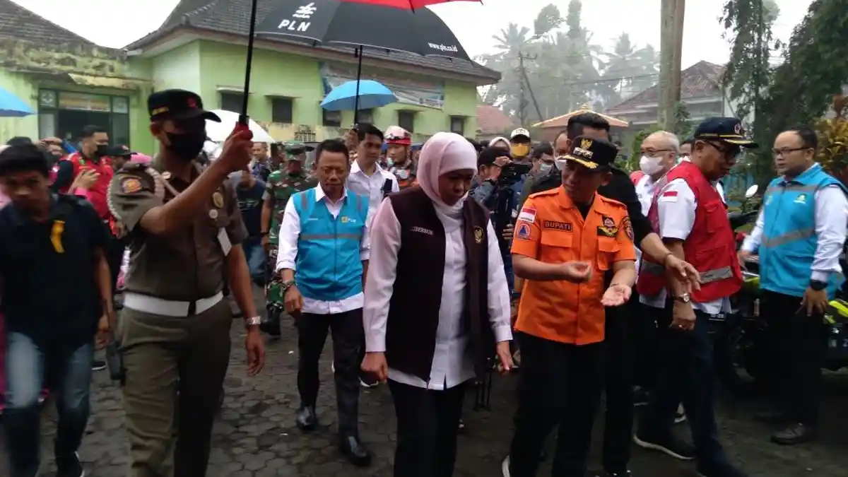 Gubernur Jatim Datangi Pengungsi Semeru, Ingin Percepat Relokasi Warga