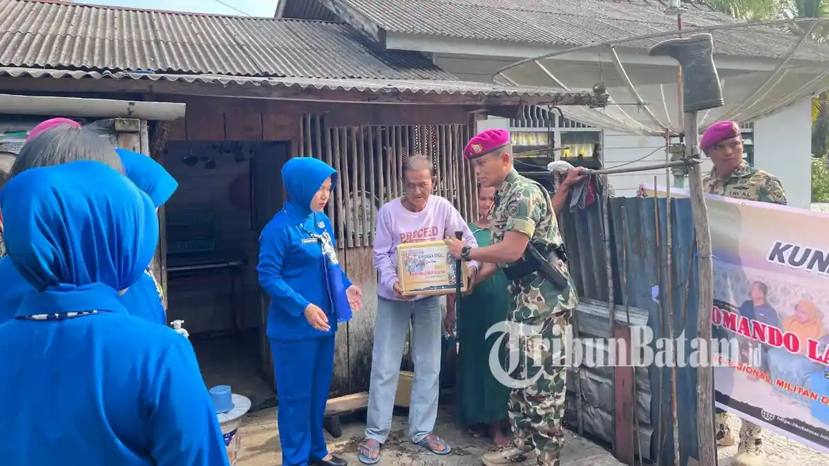 Warga Lingga Ucap Syukur Marinir Dabo Singkep Bagikan Sembako, Peringatan HUT Kolatmar ke-49