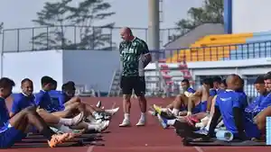 Bojan-Hodak-memberikan-arahan-kepada-pemain-usai-latihan.jpg