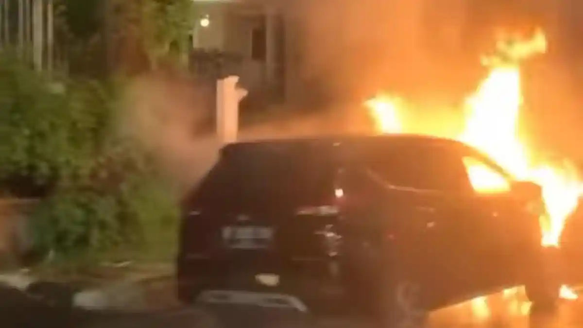 Mobil Xpander Terbakar di Pondok Pinang, Kerugian Rp190 Juta