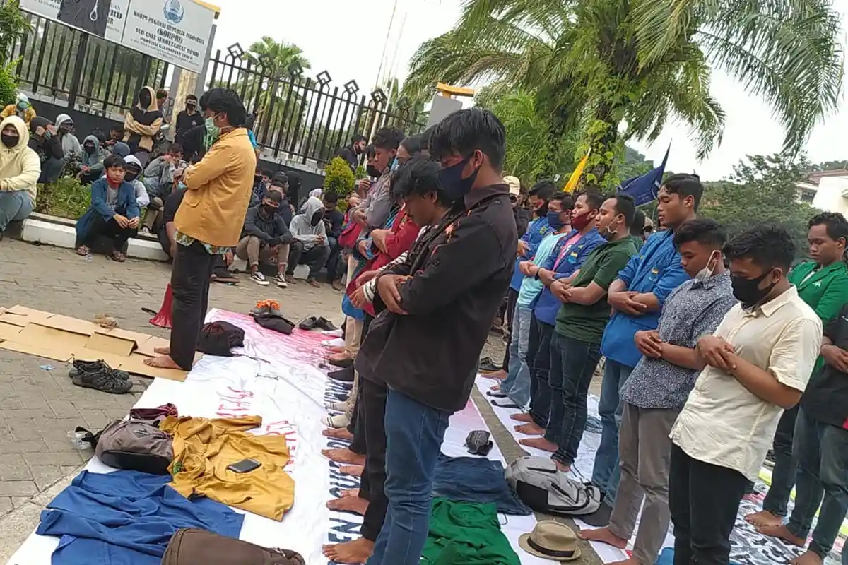 Adzan Ashar Berkumandang, Mahasiswa Melaksanakan Salat Jemaah Depan Kantor DPRD Kaltim