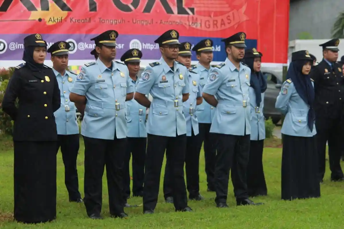Foto Peringatan Hari Bhakti Imigrasi di Pelataran Kantor Imigrasi Kelas 1 Makassar - kepala-seksi-teknologi-informasi-komunikasi-kei32.jpg