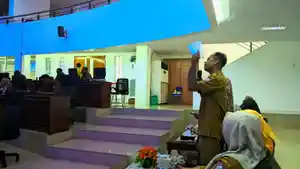 Salah-satu-guru-melupakan-kekesalannya.jpg