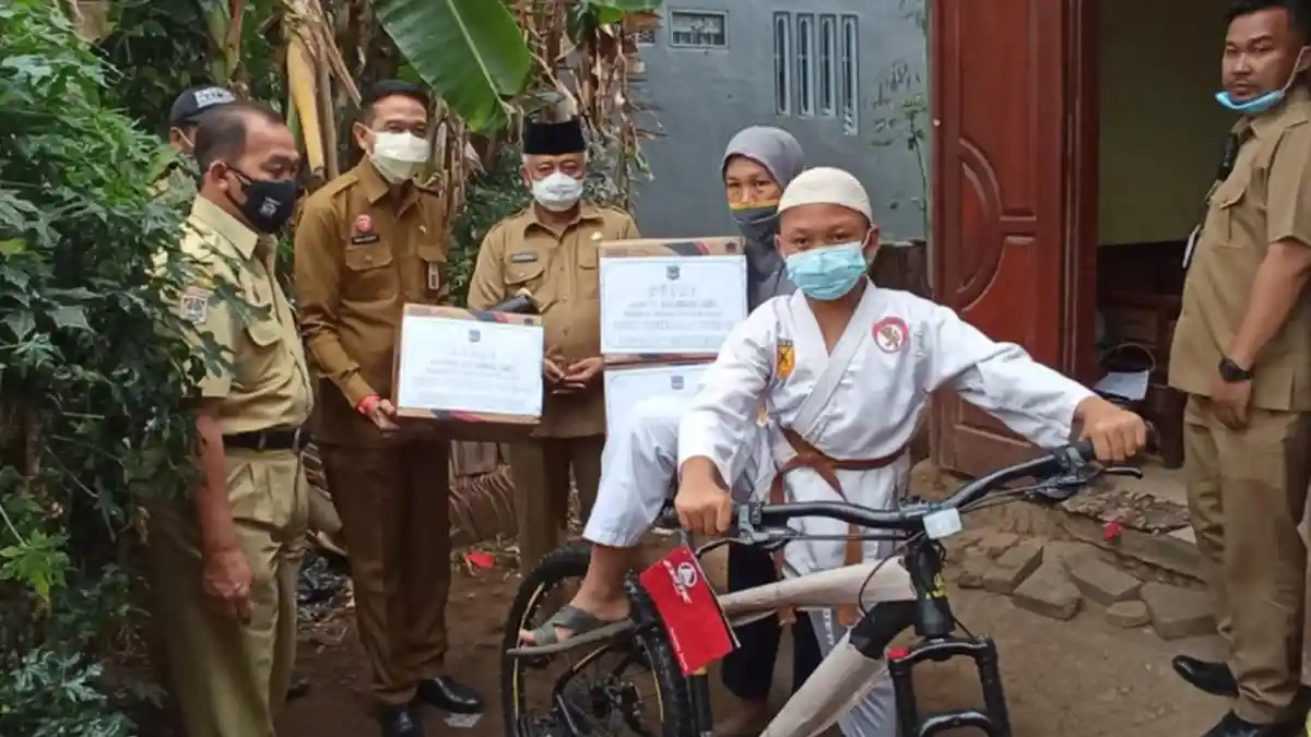 Bupati Malang Sanusi Beri Hadiah Sepeda Pancal ke Bocah Kepanjen Juara Karate Aditya Saiful Anam
