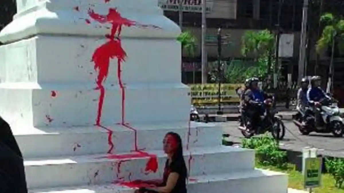 Bule yang Corat-coret Tugu Pal Putih Nangis di Kantor Polisi