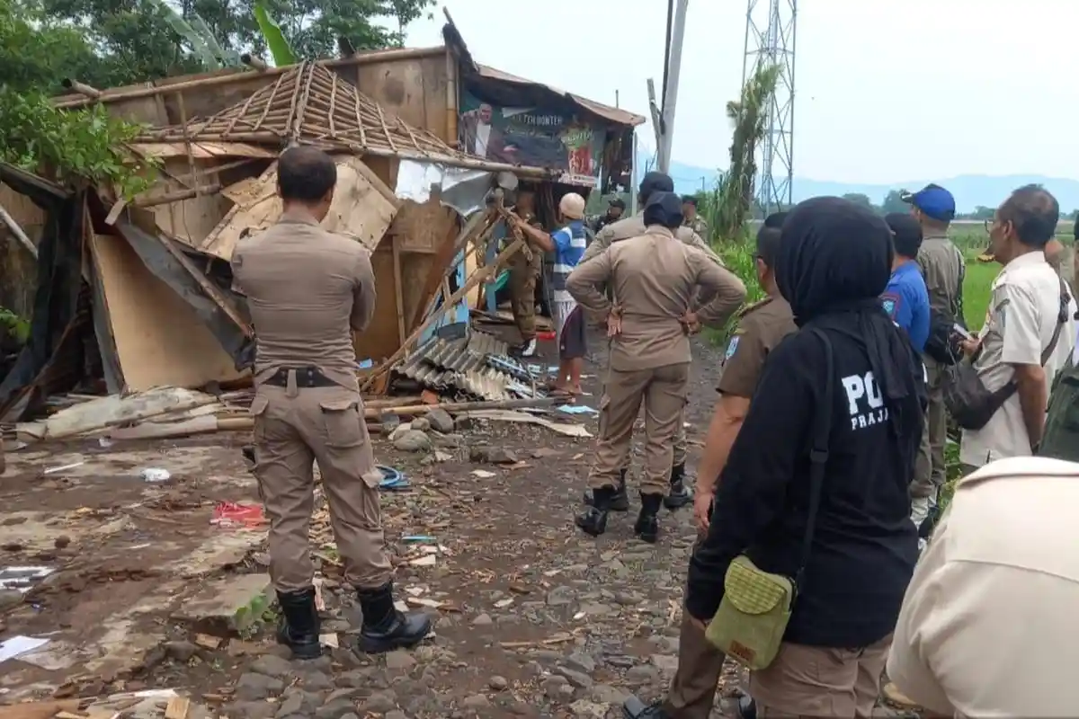 Warung Sediakan Jasa Mantap-mantap Dibongkar Satpol PP Probolinggo, Beroperasi di Lahan Pemerintah