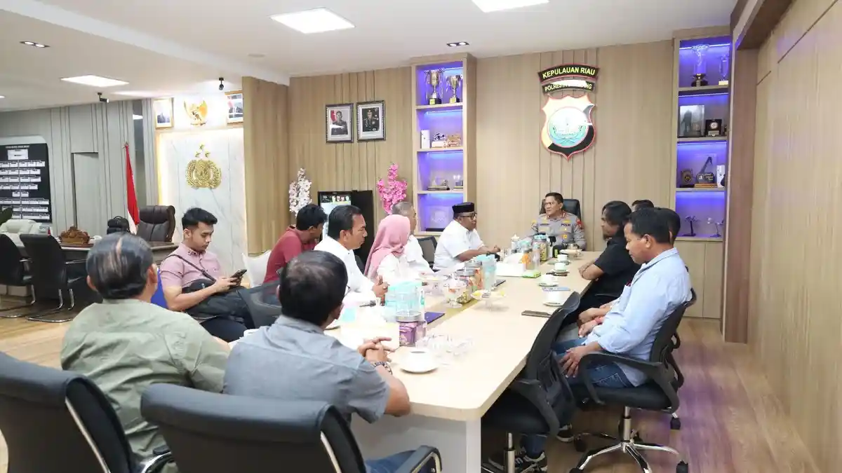 Curhat Warga Tanjung Sengkuang Batam Keluhkan Air Bersih, Kapolresta Barelang Janji Kawal
