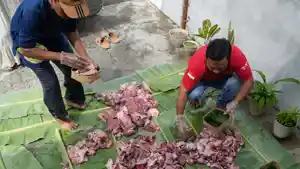Pengemasan-daging-kurban-yang-dilakukan-HIMPI-Klaten.jpg