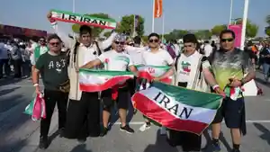 penggemar-sepak-bola-Iran-di-pinggir-lapangS.jpg