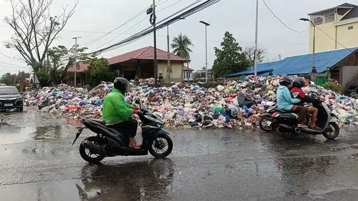 Belatung Ada di Mana-mana, Sampah di TPS HKSN Banjarmasin Menggunung ...