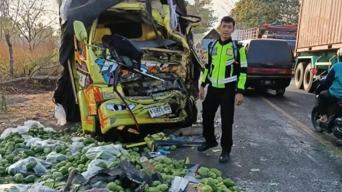 Kecelakaan di Jalan Pantura Situbondo, Bus Adu Banteng dengan Truk Muatan Sayur, 4 Orang Terluka
