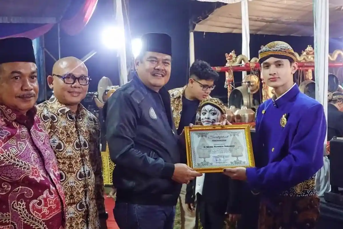 Ketua DPRD Lampung Tengah Hadiri Gebyar Wayang Kulit Milenial yang Dihelat Pemkab - Ketua-DPRD-Lampung-Tengah-hadiri-pagelaran.jpg