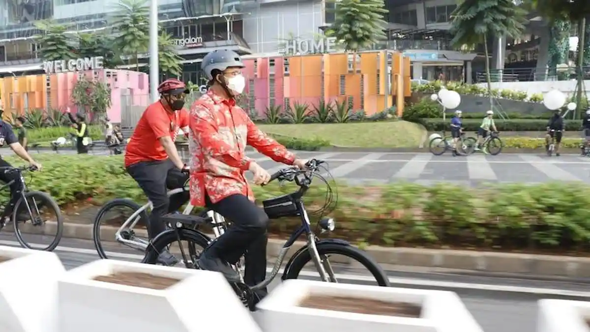 Gowes 19 Kilometer Pakai Batik, Anies Bilang Tak Harus Pakai Baju dan Sepeda Khusus