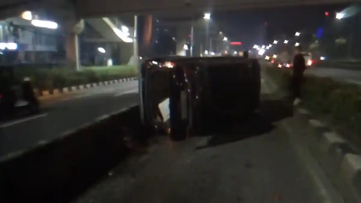 Minibus Terguling Usai Tabrak Beton Pembatas Transjakarta di Kramat Jati, Terkuak Kondisi Pengemudi