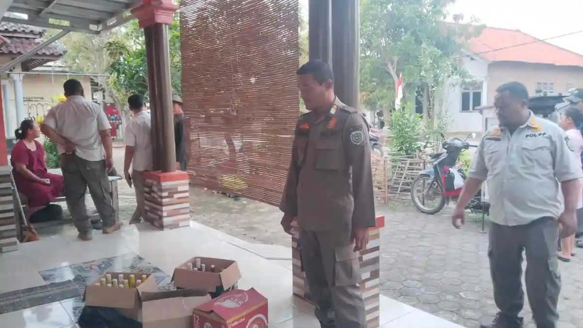 Satpol PP Razia Warung yang Jual Miras di Indramayu, Ratusan Botol Miras Disita Petugas