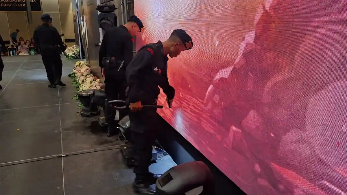 Personil Jibom dan KBR Detasemen Gegana Sat Brimob Polda Sumut Sterilisasi Gereja