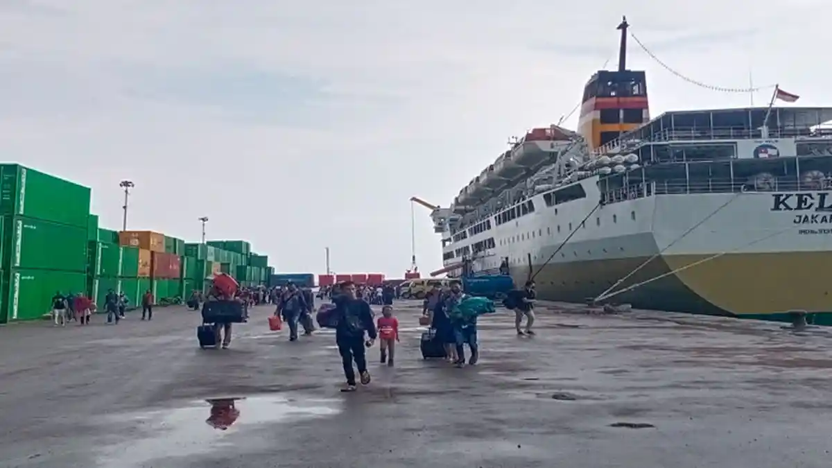 Ratusan Warga Tinggalkan Batam Gunakan KM Kelud dari Pelabuhan Batu Ampar