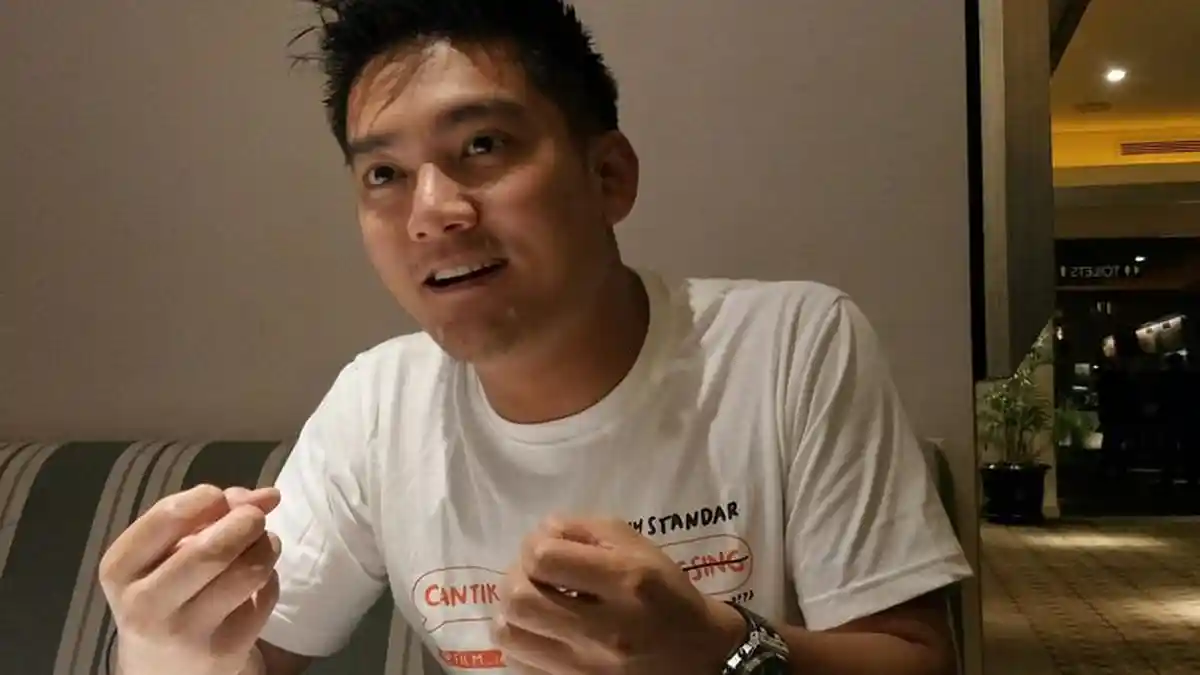 Joget TikTok Bareng Tenaga Medis dengan APD Lengkap, Boy William Pakai Baju Pasien