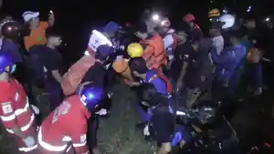 2026-06-13-Suasana-Tim-SAR-gabungan-mengevakuasi-korban.jpg