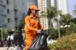 Nur Sang Primadona Pasukan Oranye Bergelut Dengan Sampah