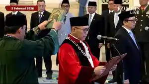 Adies-Kadir-saat-mengucapkan-sumpah-jabatan-hakim-Mahkamah-Konstitusi-di-Istana-Negara.jpg