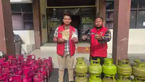 Jajaran-Polres-Karawang-menunjukkan-barang-bukti-kasus-pengoplosan-LPG-bersubsidi.jpg