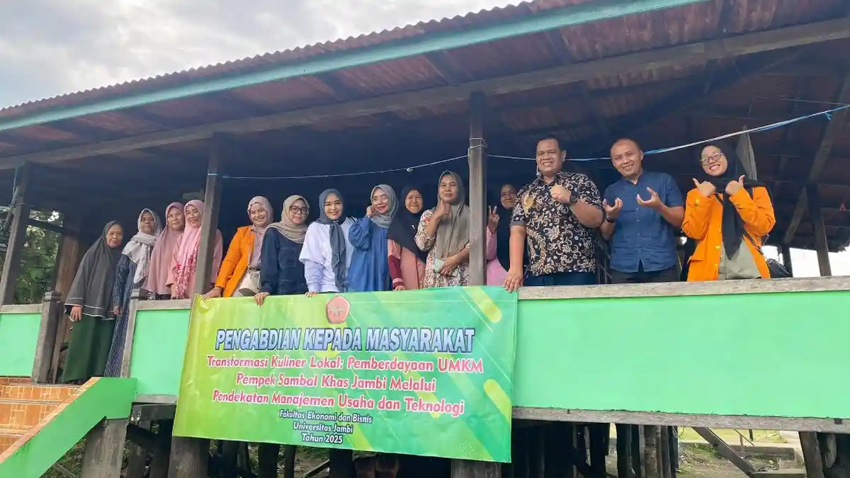 Tim PKM FEB UNJA Latih UMKM Pempek Sambal Kas Jambi