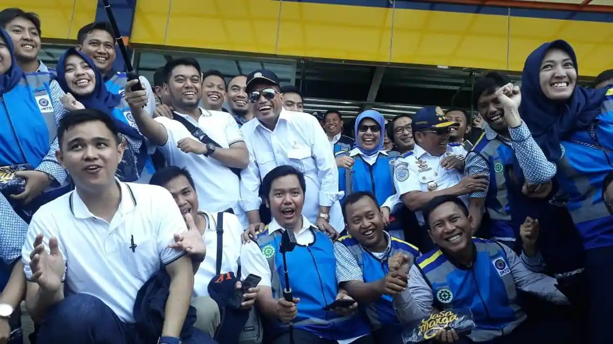 Menhub Budi Merapat dan 'Ngevlog' Bareng Milenial di Cirebon