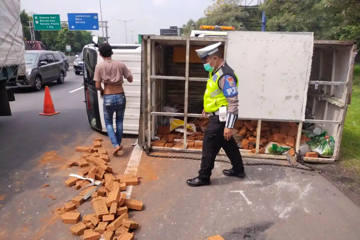 Breaking News: Truk Muatan Batu Bata dan Elpiji Terguling di Tol Waru-Perak Surabaya, 1 Tewas
