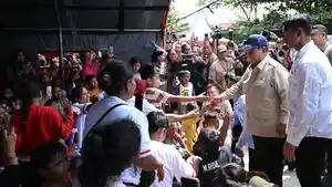 Presiden-Prabowo-Subianto-Tinjau-Lokasi-Pengungsian-di-Langkat_20251214_162739.jpg