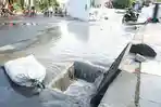 MULAI-SURUT-Pengendara-dan-warga-melintasi-sisa-genangan-air-di-kawasan-Jl-Wonokromo-Jl-Joyoboyo.jpg
