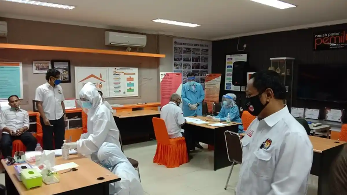 Jelang Ambil Nomor Urut Paslon, Komisioner dan Staf Empat KPU di Banten Diharap Sudah Swab Test