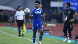 bek-sayap-kiri-persib-bandung-david-rumakiek-pada-laga-melawan-barito-putera.jpg