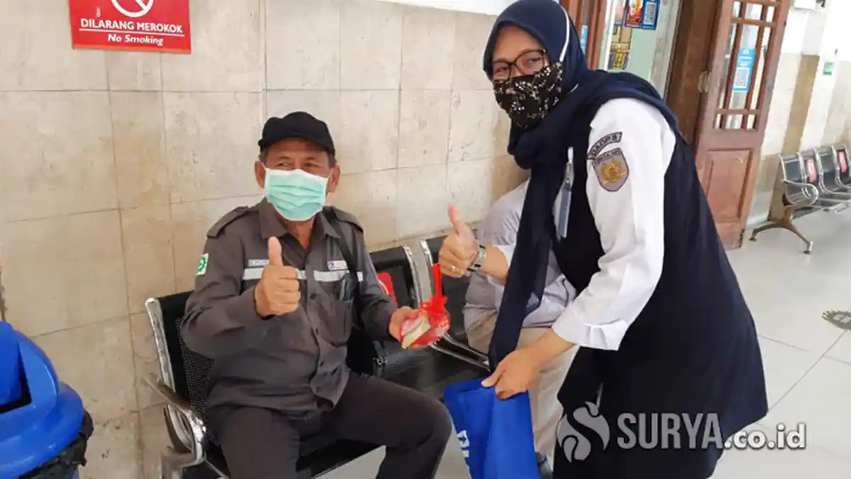 KAI Daop 8 Surabaya Bagi-bagi Ratusan Suvenir Serta Tiket Gratis di Stasiun Gubeng dan Pasar Turi