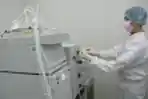 Peneliti Melakukan Riset di Laboratorium Riset Stem Cell