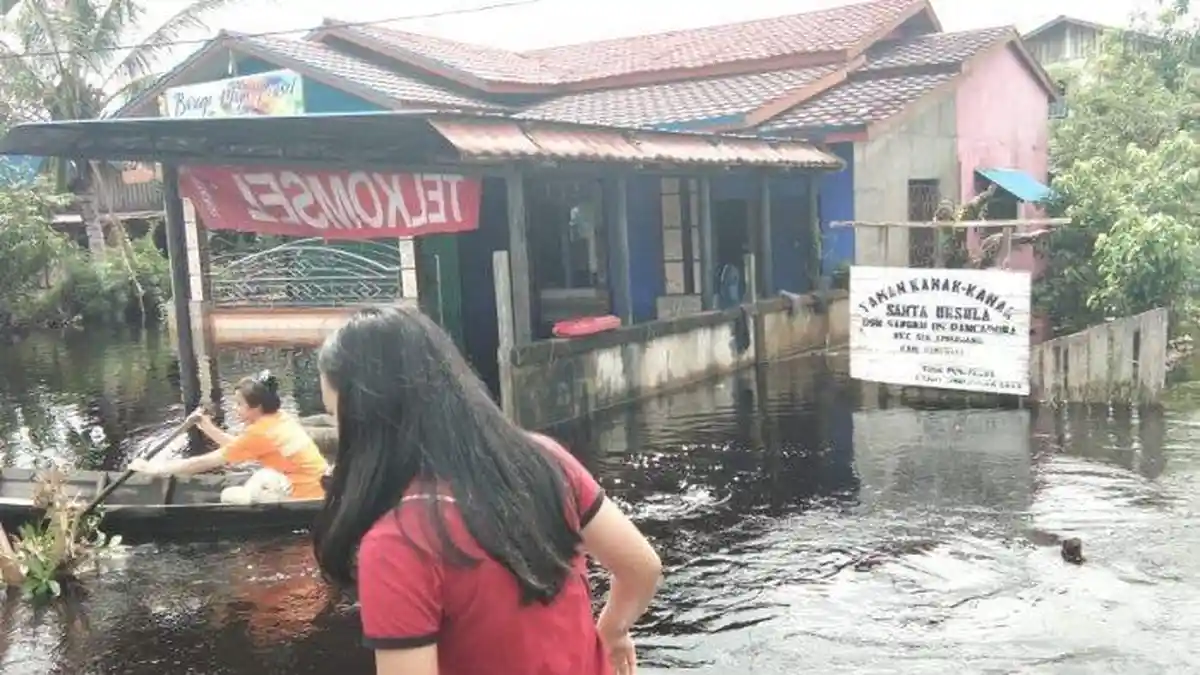 BREAKING NEWS: Trans Kalimantan dan Permukiman Warga Kubu Raya Banjir, Warga Siaga