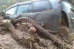 mobil-terbawa-longsor-dan-banjir-bandang-rabu-17102018_20181017_143337.jpg