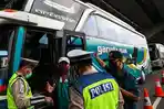 polisi-menghalau-mobil-bus-yang-membawa-penumpang-mudik-pulang-kampung.jpg