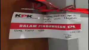 Segel-Komisi-Pemberantasan-Korupsi-KPK-terpasang-di-salah-satu.jpg