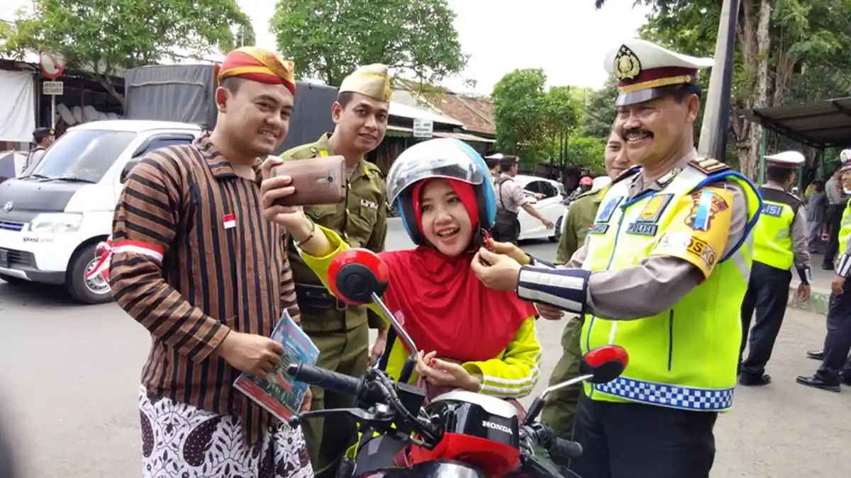 Hari Pahlawan, Pengendara di Pati Malah Ajak Polisi Selfie saat Kena Razia