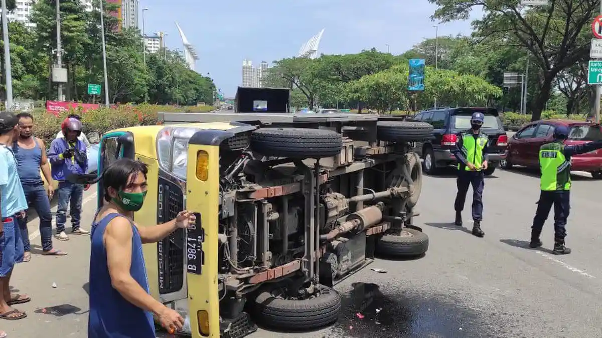 Truk Boks Terguling Usai Hindari Mobil Putar Balik di Jalan Benyamin Sueb